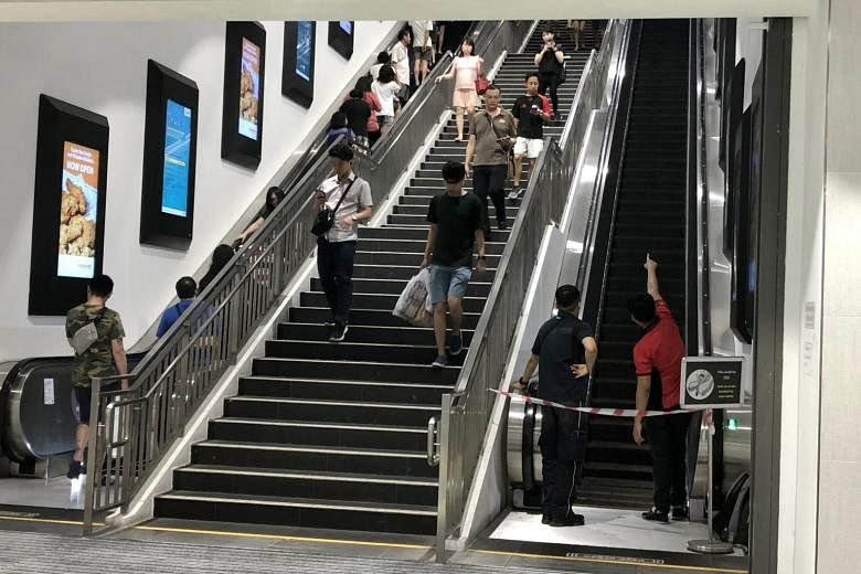 Pembeli lansia terluka setelah jatuh di eskalator di mal Northpoint City
