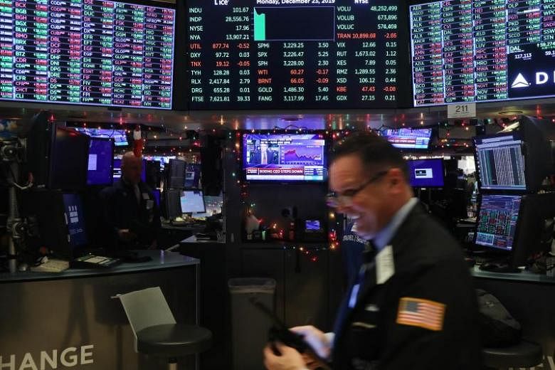 Dow mengakhiri sesi mengantuk lebih rendah, Nasdaq mencetak rekor – lagi