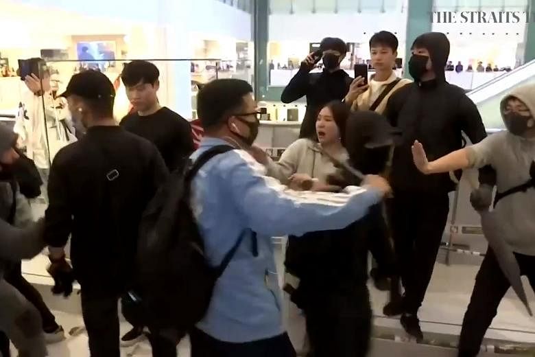 ‘Tidak masalah jika ini Natal’: Aktivis pro-demokrasi Hong Kong terus melakukan protes