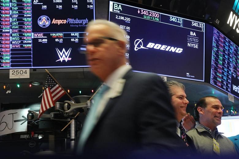 Saham AS berakhir pada rekor lagi, CEO baru mengangkat Boeing