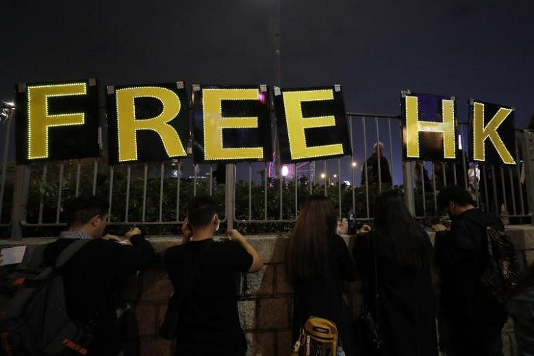 Para pengunjuk rasa berunjuk rasa di dekat pelabuhan Hong Kong, lebih banyak demo direncanakan selama Natal