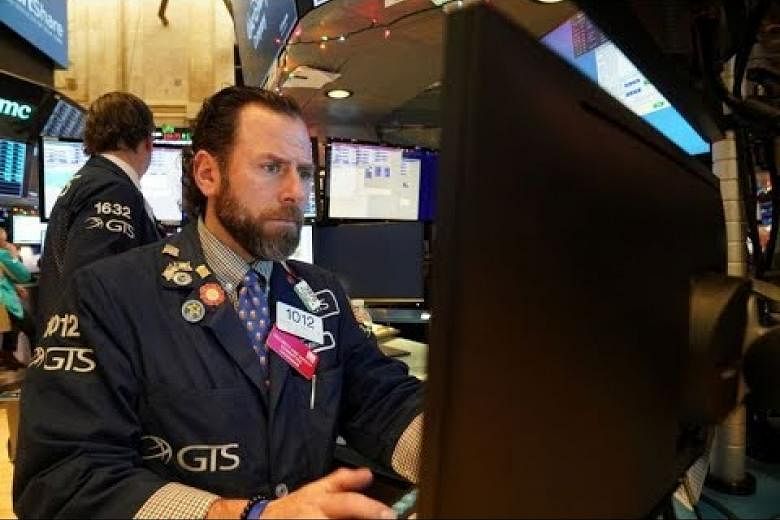 Wall Street tergelincir dari rekor karena investor mengunci kenaikan akhir tahun