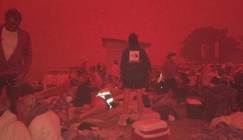 Ribuan orang terjebak di pantai Australia dikelilingi oleh api, dengan beberapa turun ke laut