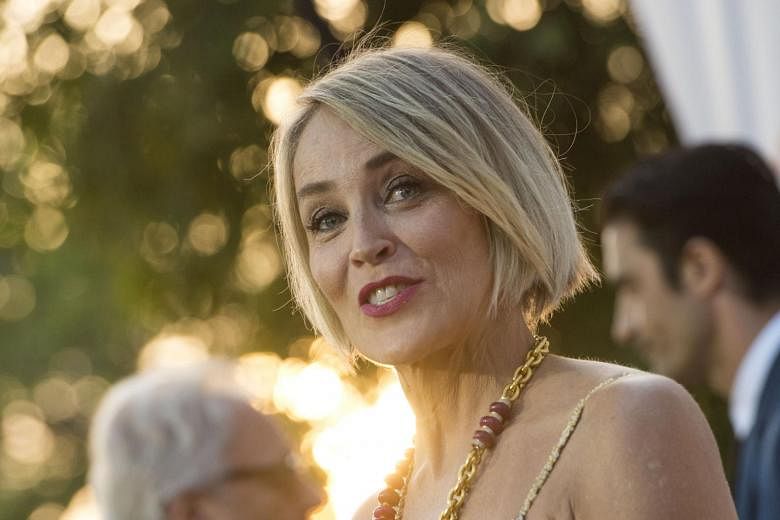 Aktris Sharon Stone, 61, kembali ke situs kencan Bumble setelah kebingungan ‘akun palsu’
