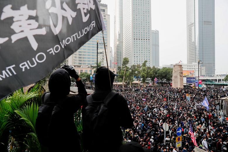 Saham Hong Kong jatuh karena penurunan peringkat, kekhawatiran virus